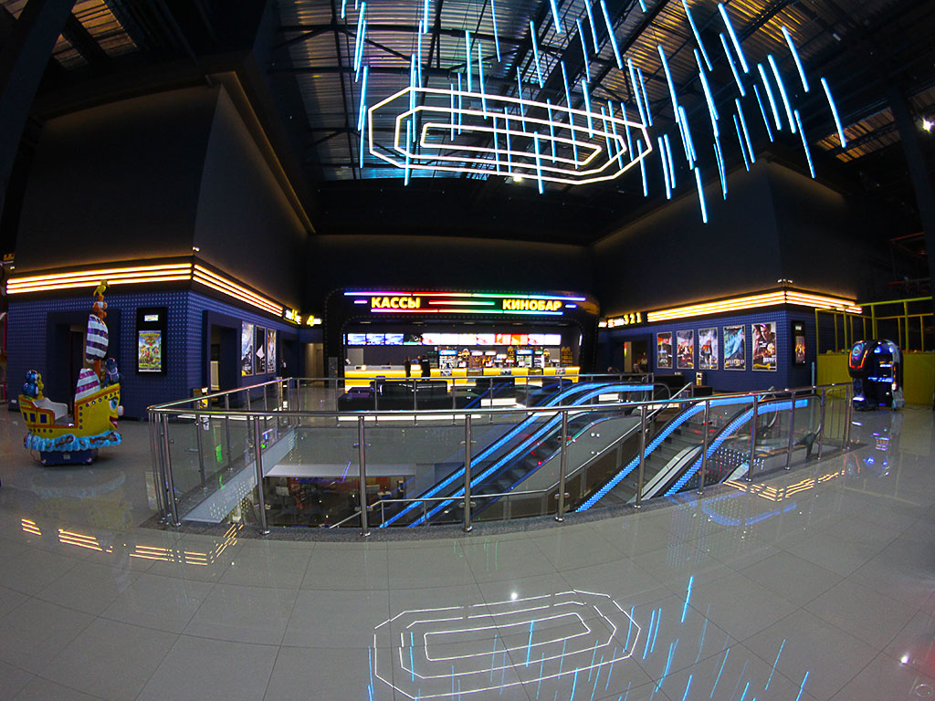 Интерьерная подсветка кассовой зоны кинотеатра. - Подсветка с использованием белых светодиодных лент и лент SM control в светорассеивающем профиле.