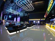 Дизайнерское освещение холла кинотеатра и игровой зоны. - Подвесные элементы размером 5*10 м с использованием ленты белого свечения. Подвесные 