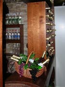 Выставочный павильон «Интервайн» - Барная стойка из натурального дерева, декорации в стиле винного погреба. Интерьерная подсветка.